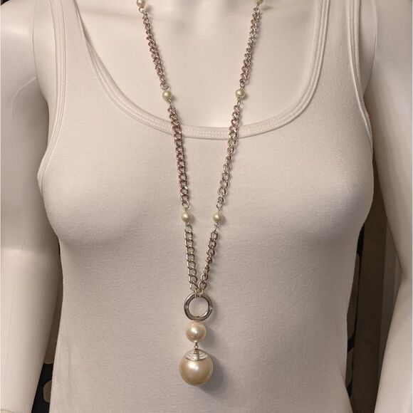 Vintage 2 large pearl pendants on a silvertone chain - Picture 1 of 6